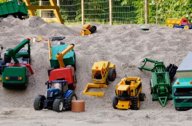 Im Sand spielen und mit dem Trecker fahren